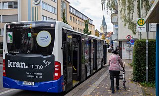 Hier ist der Fahrgast in den Bus gestiegen, 24 Minuten vor Gültigkeit seines Tickets. Diese Unachtsamkeit kostet ihn jetzt 60 Euro Strafe. - Niklas Tüns