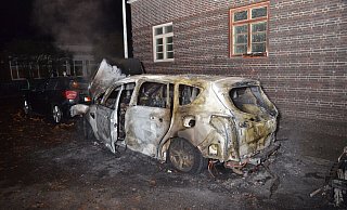 Das Wracke des ausgebrannten Fords in Hannover. Der Wagen war in Herford gestohlen worden. - Polizei Hannover