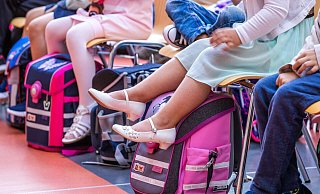 Mädchen und Jungen mit ihren neuen Schulranzen: In Warburg werden im neuen Schuljahr 215 Erstklässler eingeschult. - Jens Büttner/dpa