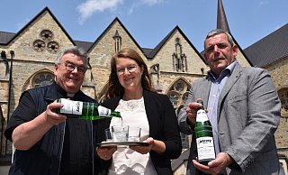 Bonifatiuswerk-Generalsekretär Georg Austen (v.l.), Katrin Keller, Leiterin des Bereichs Fundraising im Hilfswerk, und Ingo Imenkämper, Geschäftsführer des Bonifatiuswerkes (v.l.) freuen auf die Besucher am Infostand vor dem Paderborner Dom. Dort können sie das St. Libori-Heilwasser probieren. - Theresa Meier
