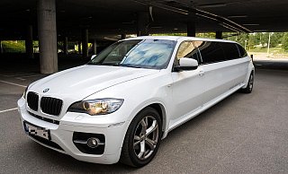 Die Tour in einer Stretchlimousine wurde durch die Paderborner Polizei gestoppt. - (Symbolbild) Pixabay