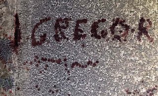 So sieht der rätselhafte Schriftzug aus. "Gregor", mit Blut "geschrieben" auf einem Feldweg bei Bad Driburg. - Polizei
