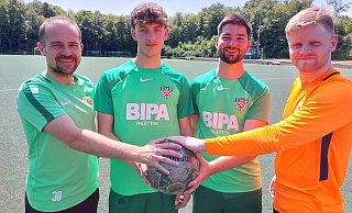 Dornbergs Trainer Jens Horstmann (v.l.) mit den Zugängen Arthur Fuhrmann, Sebastian Breder und Markus Oberwittler. - bentrup