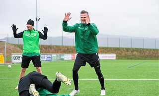 Spaß bei der Arbeit: Ramien Safi ist ausgerutscht und probt schon mal die Rolle rückwärts. - Joel Beinke