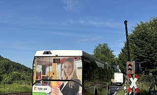 In Folie eingeklebt und außer Betrieb: Die Schrankenanlage an der B64 tut derzeit nicht ihren Dienst. - Ralf T. Mischer