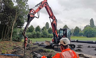 Bei der Suche nach einem Blindgänger am Sportplatz Hunnebrock, hat eine Spezialfirma mehrere Löcher in die Erde gebohrt. Es wird voraussichtlich noch Monate dauern, bis die wieder geschlossen sind. - Sven Hauhart