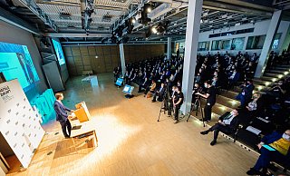 Nordrhein-Westfalens Ministerpräsident Hendrik Wüst (CDU) spricht zur Eröffnung des Kongresses DigitaleZukunft@OWL im voll besetzten Heinz Nixorf Museums Forum. - HNF / BESIM MAZHIQI