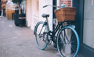 Zwei junge Mädchen halfen dem Polizisten spontan mit ihrem Fahrrad aus. - Symbolbild: Pixabay