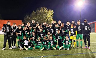 Siegerbild bei Flutlicht: Die A-Junioren des SV Rödinghausen. - privat