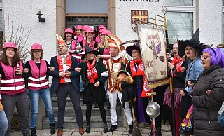 Bei bester Stimmung feierten mit viel Musik Bürgermeister Christian Carl, die drei Oberhexen Isabella Jakobi, Britta Broer, Saskia Volmert und FCC-Prinz Janis I. Lange mit dem ausgelassenen Narrenvolk. - Brigitta Wieskotten