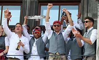 Für viele Fußballfans ist dieser Anblick kaum noch zu ertragen: feiernde Bayern auf dem Rathausbalkon. Seit elf Jahren heißt der Deutsche Meister FC Bayern München. - picture alliance/dpa/Revierfoto