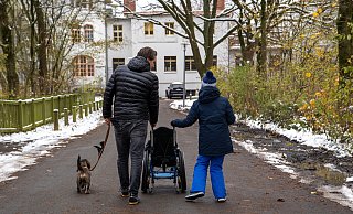 Immer freitags unternimmt Artem (r.) mit Christian Götze und dessen Dackel Oakley einen Spaziergang. - Matthias Cremer