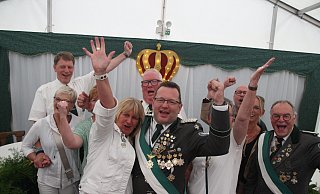Der Hofstaat feiert den neuen Schützenkönig. - Jan-Henrik Gerdener