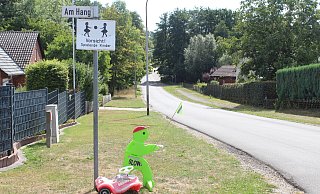 Damit die Autofahrer ihre Geschwindigkeit drosseln, haben Anwohner bereits Schilder und Spielgeräte an die Straße Großensieker Weg gestellt. - Anastasia von Fugler