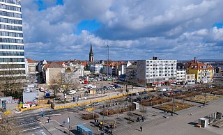 Das ehemalige Telekom-Parkhaus am Kesselbrink ist Geschichte. Auf der frei gewordenen Fläche parken Autos. Bis zum Jahreswechsel soll das neue Parkhaus fertig sein. - Andreas Zobe