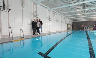 Christoph Flieder, Steffi Fonas und Mike Fonas freuen sich auf die neue Saison im Rahdener Hallenbad - und hoffen auf viele Gäste, die hier dann ihre Bahnen schwimmen. - Joern Spreen-Ledebur