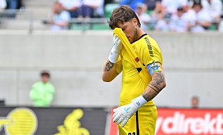 SCP-Keeper Jannik Huth musste gegen Fürth gleich fünfmal hinter sich greifen und verhinderte mit guten Paraden trotzdem eine noch höhre Niederlage. - IMAGO/Zink