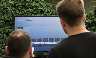Im Kreishaus Herford warten die Anwesenden gespannt auf die ersten Ergebnisse. Die ersten Prognosen werden eher ernüchtert aufgenommen. - Alina Rullkötter