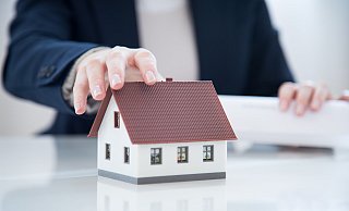 Immobilien werden wieder häufiger zwangsversteigert. Doch kann man mit einem Gebot wirklich ein Schnäppchen ergattern? - Dpa