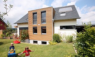 Die Preise für Eigenheime sind in Bielefeld 2022 weiter gestiegen. - stefanfister - stock.adobe.com