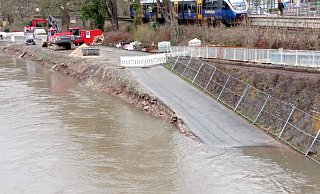 Die Weser dürfte sich in den kommenden Tagen in ihr eigentliches Bett zurückziehen. Stück für Stück lässt der Fluss von der LGS-Baustelle direkt am Ufer ab. - Michaela Bast