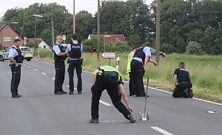 Ein speziell ausgebildetes Verkehrsunfallaufnahme-Team der Bielefelder Polizei wurde hinzugezogen, um den Unfallhergang aufzuklären und Spuren zu sichern. - Claus Frickemeier