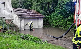 In Elverdissen - hier am Biemser Weg - hat der Starkregen an einem Montag im Mai 2023 zu Überflutungen geführt. - Feuerwehr Herford