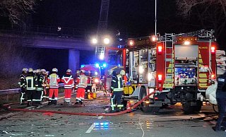 Die Feuerwehr rückte mit zahlreichen Kräften aus. - Claus Frickemeier