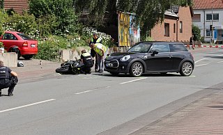Auf der Herforder Straße in Bünde kam es zur Kollision zwischen einem Mini und einem Krad. Ein Unfallaufnahmeteam aus Bielefeld sichert die Spuren. - Shannon-Lee Bendig