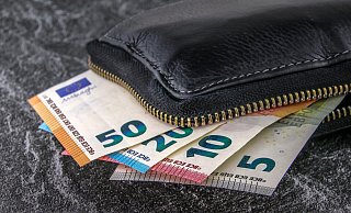 Woran lässt sich Falschgeld erkennen? Oftmals nutzen Betrüger Orte, wo gerne mit Bargeld bezahlt werde. - Pixabay (Symbolbild)