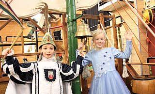 Die Tollitäten Adam Alani und Lena Brockmann läuten den Karneval für Steinheims junge Jecken ein. Fotos: Madita Schellenberg - Madita Schellenberg