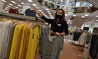 Bruno-Kleine-Mitarbeiterin Alla Hein ist froh, endlich wieder Kunden beraten zu können. - Sara Mattana