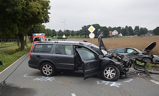 Beide am Unfall beteiligten Autos wurden erheblich beschädigt. Schlimmer als der Blechschaden sind aber die fünf verletzten Menschen. - Polizei Herford