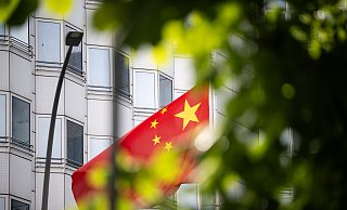 Eine chinesische Flagge vor der chinesischen Botschaft in Berlin. - Hannes P Albert
