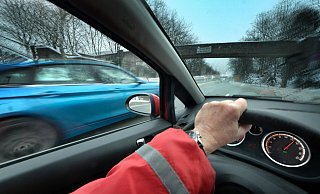 Mit Vollgas über den Asphalt: Oftmals junge Männer liefern sich immer wieder illegale Autorennen auf vielen Straßen Deutschlands. Jüngst hat die Polizei in Gütersloh zwei Mal innerhalb von 50 Stunden rücksichtslose PS-Rüpel aus dem Verkehr gezogen. - Symbolfoto/ Andreas Frücht