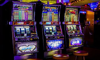 Die Beamten beschlagnahmten mehrere tausend Euro Bargeld und weitere Beweismittel, wie drei Spielautomaten. - Pixabay (Symbolfoto)