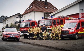 Die meisten Angehörigen der Löschgruppe Holsen werden Silvester mit ihren Familien in Bereitschaft im Feuerwehrgerätehaus feiern, um schneller an einem Einsatzort zu sein. Michael Fliegert (links) hat den so genannten „Führungsdienst“, deshalb steht das dazugehörige Fahrzeug (links) mit dabei. Einige Mitglieder der Löschgruppe feiern zuhause und halten sich dort für Einsätze bereit. - Gerald Dunkel