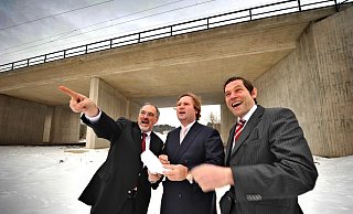 Kampf für den Lückenschluss: Der Landtagsabgeordnete Rainer Lux, Verkehrsminister Lutz Lienenkämper und Staatssekretär Günter Kozlowski (v. l.) 2010 auf der Trasse der Autobahn 33. - BIELEFELD