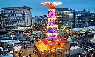 Stimmungsvoll und ein bisschen Disco: Die Weihnachtspyramide überragt den Jahnplatz und leuchtet in bunten Farben. - Barbara Franke