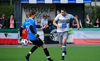 SC Bielefelds Nadir Sljivo (r.) erzielte gegen Fichtes Keeper Hasan Kaya das 1:0 für seine Sudbracker. Am Ende durfte er sich gemeinsam mit seinem Team über drei wichtige Punkte im Kampf um den Klassenerhalt freuen. - Andreas Zobe