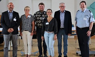 Kriminaloberrat Peter Hentschel (v.l.), die Kriminalhauptkommissare Judith Fabeck und Jan Riechmann sowie Regierungsbeschäftigte Juliana Laubichler, Kreisdirektor Klaus Schumacher und Polizeidirektor Christian Brenski beim Treffen zum Projekt. Foto: Polizei - Polizei Höxter