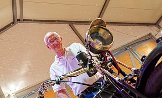 Gerd Althoff freut sich über die zahlreichen Gäste bei der nunmehr 13. Ausstellung alter Motorräder im Engeraner Kleinbahnhof. Er steht hinter der alten FN aus dem Jahr 1918. - Andreas Sundermeier