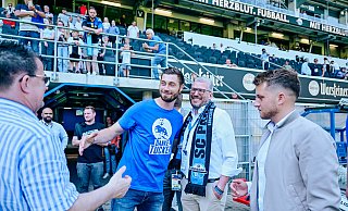 SCP-Urgestein Christian Strohdiek, der hier Aufsichtsratschef Stefan Rees (2. v. r.), Teammanager Robin Trost (r.) und Geschäftsführer Martin Hornberger (l.) begrüßt, hängt nun auch in der Paderborner U21 seine Fußballschuhe an den Nagel. - Besim Mazhiqi