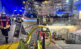 Erst um 1.30 Uhr in der Nacht verließen die letzten der insgesamt 85 Einsatzkräfte den Brandort unter dem Jahnplatz. Die Feuerwehr war insgesamt sieben Stunden vor Ort. - Barbara Franke