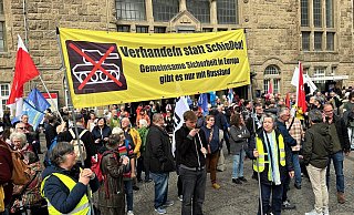 "Verhandeln statt schießen - Sicherheit in Europa gibt es nur mit Russland": Es sind Forderungen wie diese, die die Menschen beim Ostermarsch nicht einmütig unterstützen können; weil das Thema voller Untiefen und Unsicherheiten ist. - Barbara Franke "Verhandeln statt schießen - Sicherheit in Europa gibt es nur mit Russland": Es sind Forderungen wie diese, die die Menschen beim Ostermarsch nicht einmütig unterstützen können; weil das Thema voller Untiefen und Unsicherheiten ist. - Barbara Franke