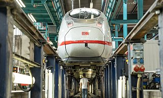 Ein ICE 3 neo steht auf den Schienen in der Werkstatt. - Frank Rumpenhorst