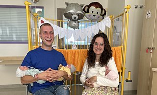 Manuel und Alina Gerlitz mit Neo, Eli und Nola. - St.-Vincenz-Kliniken