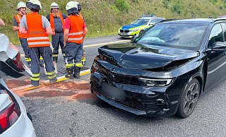 Einsatzkräfte der Feuerwehr streuen die Fahrbahn der A44 nach dem Auffahrunfall mit Bindemittel ab. - FFW Breuna