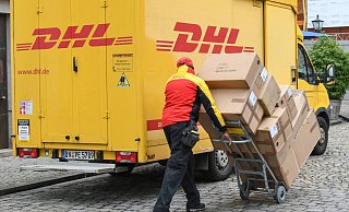 Paketzusteller haben gerade alle Hände voll zu tun. - imago images/Winfried Rothermel