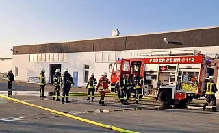 Feuerwehreinheiten aus Borgentreich und Natzungen waren bei Möbel Decker im Einsatz. - FFW Borgentreich